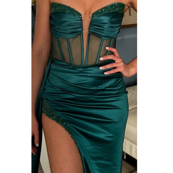 Emerald Strapless Stones Formal Dress. Size: 4 - Picture 2 of 4